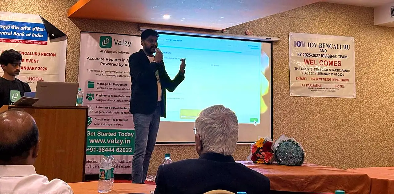 Hemanth Raju presenting Valzy to valuers at the IOV Bengaluru seminar
